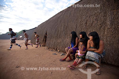  Indigenous women watching men  leaving the Casa dos Homens (House of Men) during the Kuarup moments before the beginning of the Huka Huka ritual fight - this years ceremony in honor of the anthropologist Darcy Ribeiro - Photo Licensed (Released 94)   - Gaucha do Norte city - Mato Grosso state (MT) - Brazil