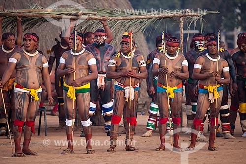  Indigenous with spears during the Kuarup moments before the ritual fight named Huka Huka - this years ceremony in honor of the anthropologist Darcy Ribeiro - Photo Licensed (Released 94) - INCREASE OF 100% OF THE VALUE OF TABLE  - Gaucha do Norte city - Mato Grosso state (MT) - Brazil