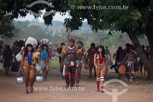  Neighboring tribes arriving at the Yawalapiti village with bags, backpacks and pans during the ritual of Kuarup - this years ceremony in honor of the anthropologist Darcy Ribeiro - Photo Licensed (Released 94) - INCREASE OF 100% OF THE VALUE OF TABL  - Gaucha do Norte city - Mato Grosso state (MT) - Brazil