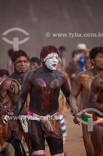  Indians run in circles in preparation for the Huka Huka, a kind of fighting of the Kuarup  ritual - this years ceremony in honor of the anthropologist Darcy Ribeiro - Photo Licensed (Released 94) - INCREASE OF 100% OF THE VALUE OF TABLE  - Gaucha do Norte city - Mato Grosso state (MT) - Brazil