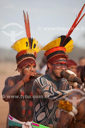  Indians run in circles and playing the urua flute in preparation for the Huka Huka, a kind of fighting of the Kuarup  ritual - this years ceremony in honor of the anthropologist Darcy Ribeiro - Photo Licensed (Released 94) - INCREASE OF 100% OF THE   - Gaucha do Norte city - Mato Grosso state (MT) - Brazil