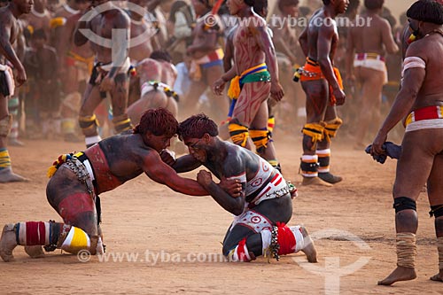  Indians fighting Huka Huka during the Kuarup - this years ceremony in honor of the anthropologist Darcy Ribeiro - Photo Licensed (Released 94) - INCREASE OF 100% OF THE VALUE OF TABLE  - Gaucha do Norte city - Mato Grosso state (MT) - Brazil