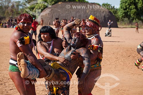 Indigenous is rescued during the Huka Huka, a kind of fighting of the Kuarup ritual - this years ceremony in honor of the anthropologist Darcy Ribeiro - Photo Licensed (Released 94) - INCREASE OF 100% OF THE VALUE OF TABLE  - Gaucha do Norte city - Mato Grosso state (MT) - Brazil