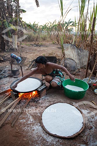  Indigenous woman preparing tapioca, also known as beiju, starch extracted from cassava, in clay pot and a wood fire in Kuarup - this years ceremony in honor of the anthropologist Darcy Ribeiro - Photo Licensed (Released 94) - INCREASE OF 100% OF THE  - Gaucha do Norte city - Mato Grosso state (MT) - Brazil