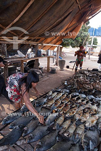  Yawalapiti woman preparing smoked fishes for Kuarup ceremony - this years ceremony in honor of the anthropologist Darcy Ribeiro - Photo Licensed (Released 94) - INCREASE OF 100% OF THE VALUE OF TABLE  - Gaucha do Norte city - Mato Grosso state (MT) - Brazil