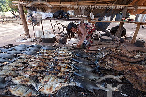  Yawalapiti woman preparing smoked fishes for Kuarup ceremony - this years ceremony in honor of the anthropologist Darcy Ribeiro - Photo Licensed (Released 94) - INCREASE OF 100% OF THE VALUE OF TABLE  - Gaucha do Norte city - Mato Grosso state (MT) - Brazil
