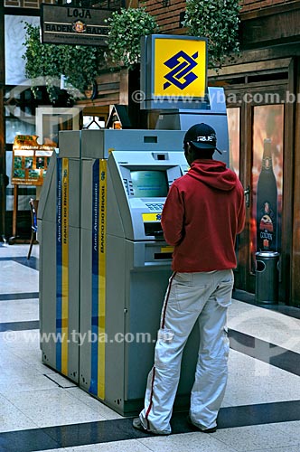  Subject: Men utilizing cash machine in shopping / Place: Capivari neighborhood - Campos do Jordao city - Sao Paulo state (SP) - Brazil / Date: 06/2006 