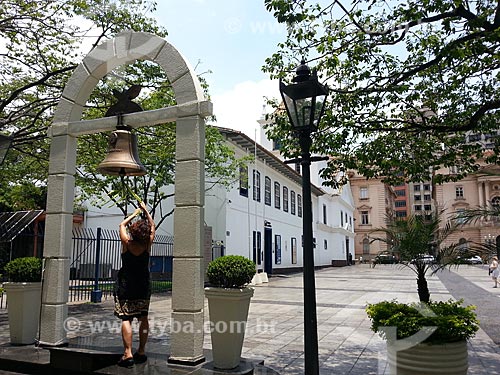  Subject: Woman ringing the bell the Peace Mark in Patio do Colegio (Courtyard of the College) / Place: Se neighborhood - Sao Paulo city - Sao Paulo state (SP) - Brazil / Date: 12/2012 