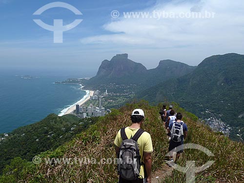  Subject: People in track at Morro Dois Irmaos (Two Brothers Mountain) with Sao Conrado neighborhood in the background / Place: Rio de Janeiro city - Rio de Janeiro state (RJ) - Brazil / Date: 11/2011 