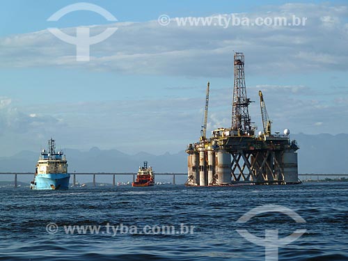  Subject: Boat and Oil platform in Guanabara Bay / Place: Rio de Janeiro city - Rio de Janeiro state (RJ) - Brazil / Date: 02/2012 