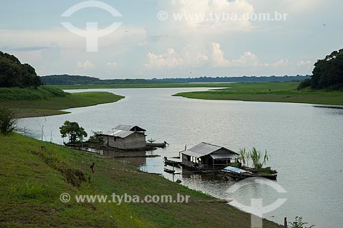  Subject: Houses on the banks of a lake in Mamiraua Region / Place: Amazonas state (AM) - Brazil / Date: 10/2007 