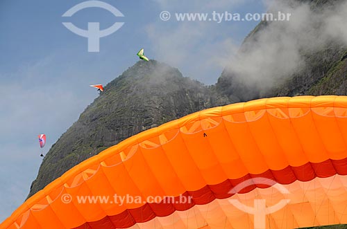  Subject: Paragliding and Hang Glider in Sao Conrado Beach with Rock of Gavea in the background / Place: Sao Conrado neighborhood - Rio de Janeiro city - Rio de Janeiro state (RJ) - Brazil / Date: 11/2012 