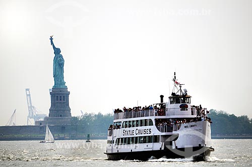  Subject: Ferry making the crossing of the Hudson River with the Statue of Liberty (1886) in the background / Place: New York - United States of America - North America / Date: 06/2011 