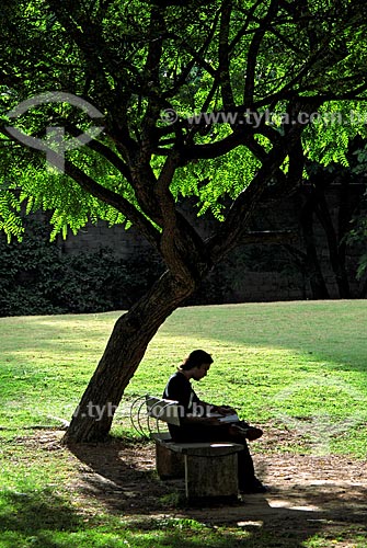  Subject: Young man reading book in Juventude Park / Place: Santana neighborhood - Sao Paulo city - Sao Paulo state (SP) - Brazil / Date: 11/2009 