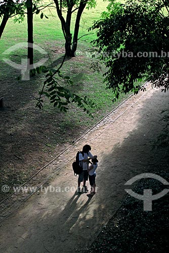  Subject: Couple in Juventude Park / Place: Santana neighborhood - Sao Paulo city - Sao Paulo state (SP) - Brazil / Date: 11/2009 