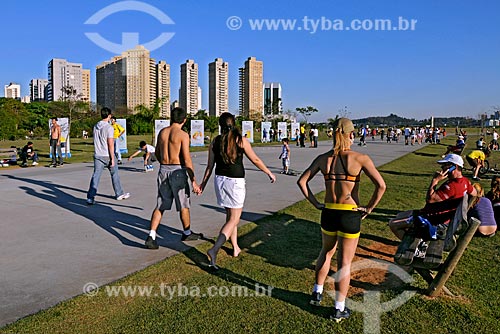  Subject: People in Villa-Lobos Park / Place: Alto dos Pinheiros neighborhood - Sao Paulo city - Sao Paulo state (SP) - Brazil / Date: 08/2009 