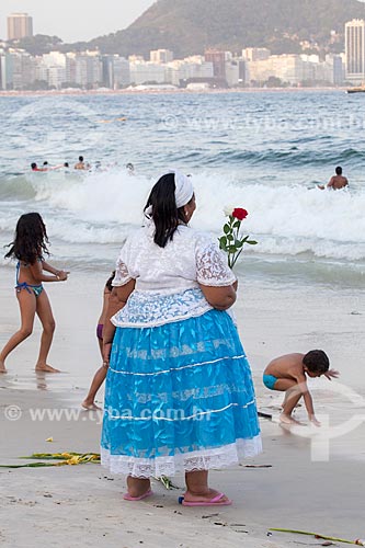  Subject: Women tossing flowers on Copacabana Beach / Place: Copacabana neighborhood - Rio de Janeiro city - Rio de Janeiro state (RJ) - Brazil / Date: 12/2012 