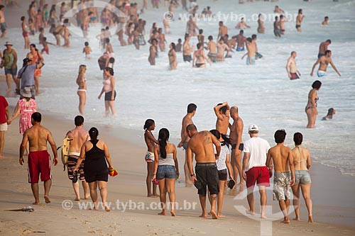  Subject: People on the edge of Arpoador Beach / Place: Ipanema neighborhood - Rio de Janeiro city - Rio de Janeiro state (RJ) - Brazil / Date: 01/2013 