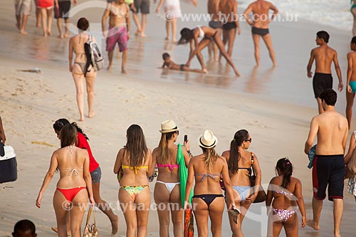  Subject: People on the edge of Arpoador Beach / Place: Ipanema neighborhood - Rio de Janeiro city - Rio de Janeiro state (RJ) - Brazil / Date: 01/2013 