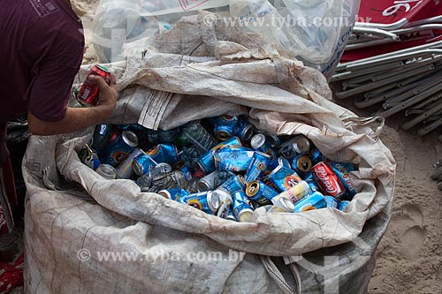  Subject: Bag with aluminum cans at Arpoador beach / Place: Ipanema neighborhood - Rio de Janeiro city - Rio de Janeiro state (RJ) - Brazil / Date: 01/2013 