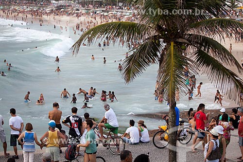  Subject: People on the edge of Arpoador Beach / Place: Ipanema neighborhood - Rio de Janeiro city - Rio de Janeiro state (RJ) - Brazil / Date: 01/2013 