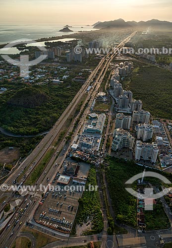  Subject: Aerial view of Americas Avenue with Pedra de Itauna Station of BRT (Bus Rapid Transit) / Place: Barra da Tijuca neighborhood - Rio de Janeiro city - Rio de Janeiro state (RJ) - Brazil / Date: 12/2012 
