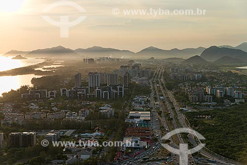  Subject: Aerial view of the Americas Avenue - to the left Barra da Tijuca Beach and to the right Tijuca Lagoon / Place: Barra da Tijuca neighborhood  -  Rio de Janeiro city  -  Rio de Janeiro state  ( RJ )   -  Brazil / Date: 01/2013 