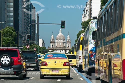  Subject: Transit at Presidente Vargas Avenue with Nossa Senhora da Candelaria Church in the background / Place: City center neighborhood - Rio de Janeiro city - Rio de Janeiro state (RJ) - Brazil / Date: 11/2012 