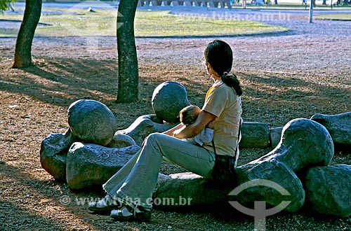  Subject: Mother with baby on her lap in Ibirapuera Park / Place: Sao Paulo city - Sao Paulo state (SP) - Brazil / Date: 06/2006 