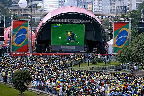  Subject: Fans watching the Brazilian national team play in World Cup of 2006 / Place: Sao Paulo city - Sao Paulo state (SP) - Brazil / Date: 06/2006 