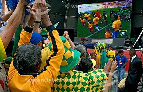  Subject: Fans watching the Brazilian national team play in World Cup of 2006 / Place: Sao Paulo city - Sao Paulo state (SP) - Brazil / Date: 06/2006 