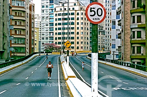  Subject: People walking in Minhocão that is forbidden to car traffic and open to pedestrians and cyclists on Sundays and holidays / Place: Sao Paulo city - Sao Paulo state (SP) - Brazil / Date: 2002 