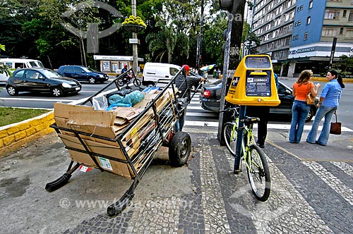  Subject: Catador of cardboard on Paulista avenue / Place: Sao Paulo city - Sao Paulo state (SP) - Brazil / Date: 09/2004 