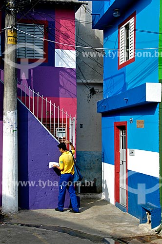  Subject: Postman delivering correspondences in the community of Heliopolis / Place: Sao Paulo city - Sao Paulo state (SP) - Brazil / Date: 07/2004 