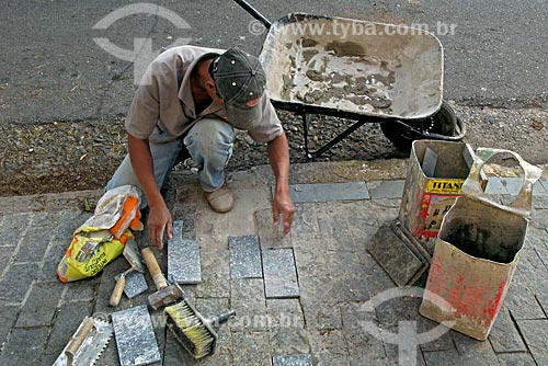  Subject: Man putting on parallelepipeds in sidewalk / Place: Sao Paulo state (SP) - Brazil / Date: 2008 