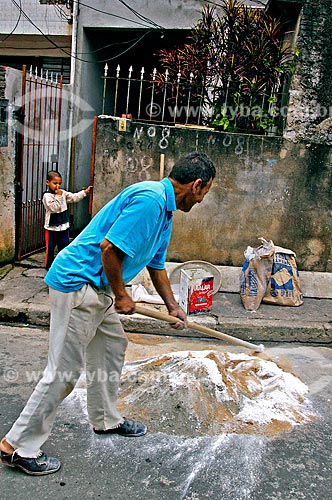  Subject: Bricklayer preparing cement for use in workin the community of Heliopolis / Place: Cidade Nova Heliopolis neighborhood - Sao Paulo city - Sao Paulo state (SP) - Brazil / Date: 05/2004 