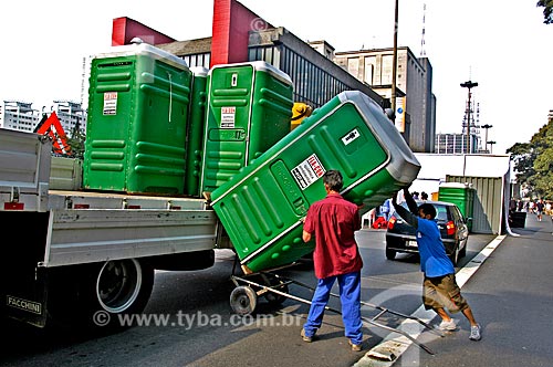  Subject: Men carrying chemical toilet on Paulista Avenue / Place: Sao Paulo city - Sao Paulo state (SP) - Brazil / Date: 07/2004 
