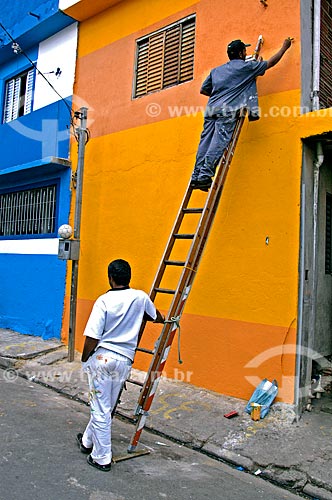  Subject: Men painting houses in the community of Heliopolis / Place: Sao Paulo city - Sao Paulo state (SP) - Brazil / Date: 07/2004 