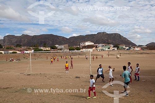  Subject: Children playing soccer with the Serra Talhada (Talhada Mountain Range) in the background / Place: Serra Talhada city - Pernambuco state (PE) - Brazil / Date: 01/2013 