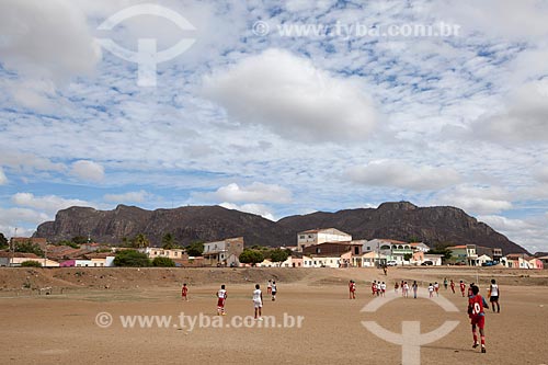  Subject: Children playing soccer with the Serra Talhada (Talhada Mountain Range) in the background / Place: Serra Talhada city - Pernambuco state (PE) - Brazil / Date: 01/2013 