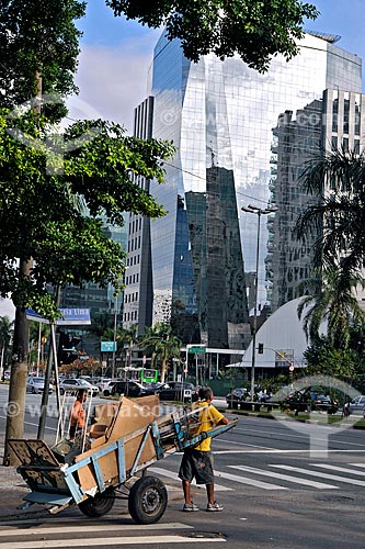  Subject: Catador of cardboard on Faria Lima avenue / Place: Sao Paulo city - Sao Paulo state (SP) - Brazil / Date: 2009 