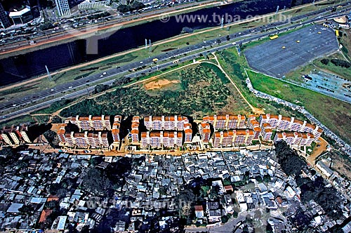  Subject: View of Real Park slum and Marginal Pinheiros / Place: Sao Paulo city - Sao Paulo state (SP) - Brazil / Date: 2002 