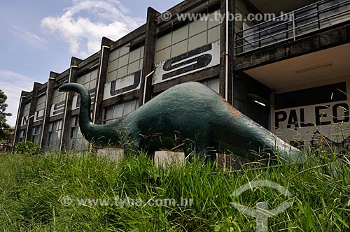  Subject: Replica of a dinosaur at entrance of Municipal Archaeology Museum / Place: Monte Alto city - Sao Paulo state (SP) - Brazil / Date: 01/2013 