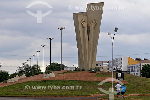 Subject: Monument to Colono (1992) - also known as Hand of Braz / Place: Dourados city - Mato Grosso do Sul state (MS) - Brazil / Date: 11/2012 