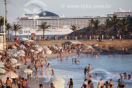  Subject: Bathers on Arpoador Beach with cruise ship in the background / Place: Ipanema neighborhood - Rio de Janeiro city - Rio de Janeiro state (RJ) - Brazil / Date: 02/2013 