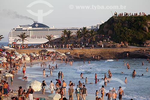  Subject: Bathers on Arpoador Beach with cruise ship in the background / Place: Ipanema neighborhood - Rio de Janeiro city - Rio de Janeiro state (RJ) - Brazil / Date: 02/2013 