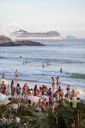  Subject: Bathers on Arpoador Beach with cruise ship in the background / Place: Ipanema neighborhood - Rio de Janeiro city - Rio de Janeiro state (RJ) - Brazil / Date: 02/2013 