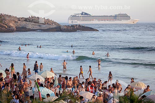  Subject: Bathers on Arpoador Beach with cruise ship in the background / Place: Ipanema neighborhood - Rio de Janeiro city - Rio de Janeiro state (RJ) - Brazil / Date: 02/2013 