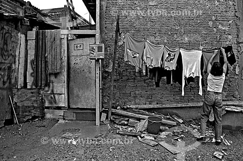  Subject: Resident of the Heliopolis slum extending clothes on the line / Place: Cidade Nova Heliopolis neighborhood - Sao Paulo city - Sao Paulo state (SP) - Brazil / Date: 1992 