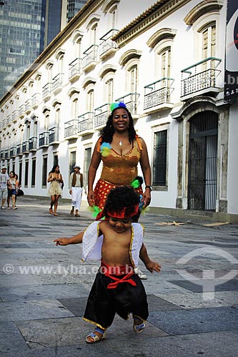  Subject: Mother and son (Yagnes Lima Mattos and Bento Mattos Viana - Released 100 e 101) at parade of Cordao do Boitata / Place: Rio de Janeiro city - Rio de Janeiro state (RJ) - Brazil / Date: 02/2013 